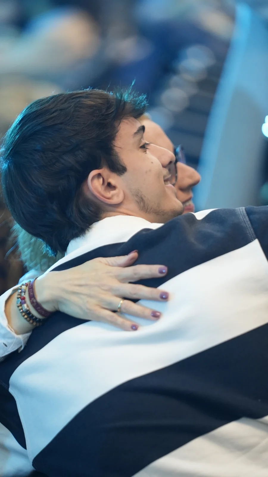 Dos asistentes se abrazan al final de un evento